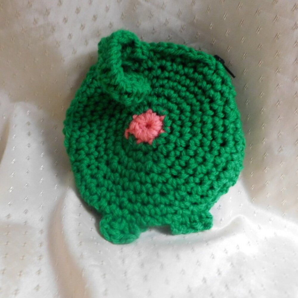 GREEN CAT'S BUTT CROCHETED CHANGE PURSE with zipper and key ring